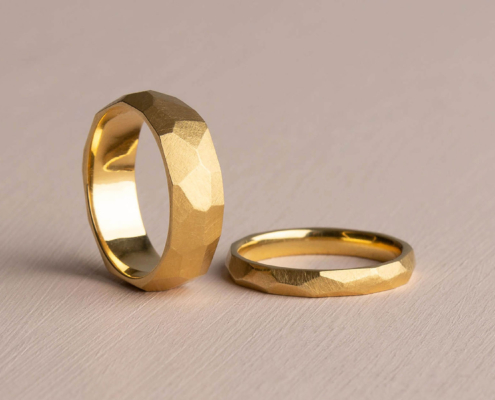 Kulta Trauringe - Hellgelbgold 750 mit gefeilten Flächen