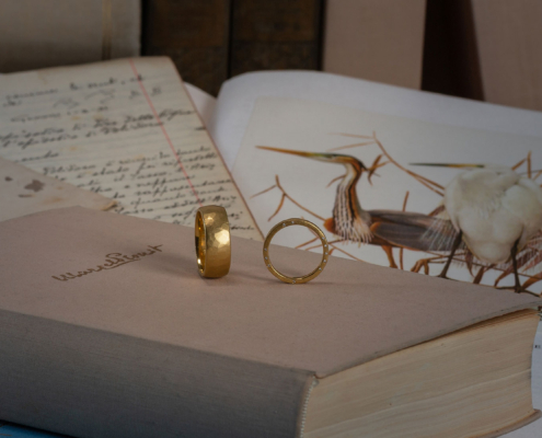 Trauringe Hellgelbgold 750 geschmiedet, Damenring mit kleinen Brillanten seitlich gefasst