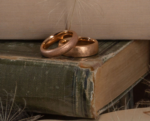 Trauringe in Rotgold 750 mit gehämmerter und gefeilter Oberfläche