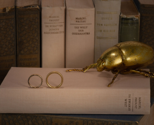 Trauringe in Roségold 750 Damenring mit kleinen Brillanten seitlich gefasst