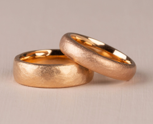 Trauringe in Rotgold 750 mit gehämmerter und gefeilter Oberfläche