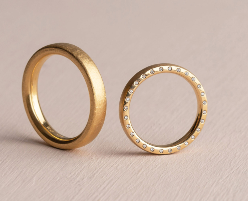 Trauringe in Roségold 750 Damenring mit kleinen Brillanten seitlich gefasst