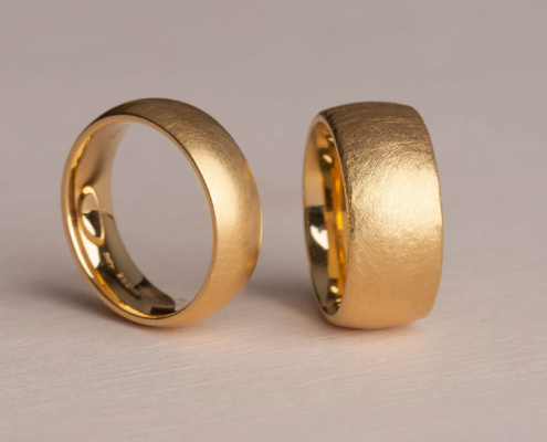 Trauringe in Gelbgold 750 mit gefeilter und mattierter Oberfläche