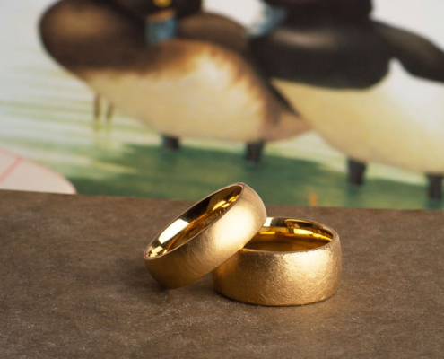 Trauringe in Gelbgold 750 mit gefeilter und mattierter Oberfläche