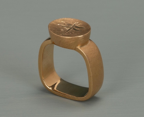 Ring in Roségold 750 mit Flachstichgravur Libelle