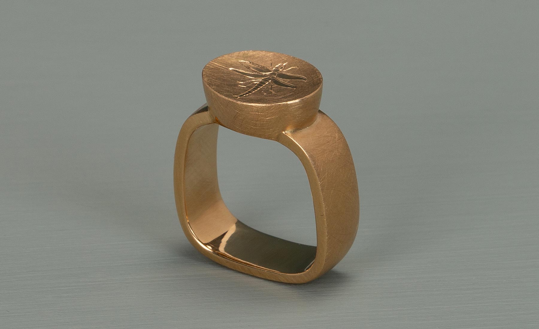 Ring in Roségold 750 mit Flachstichgravur Libelle