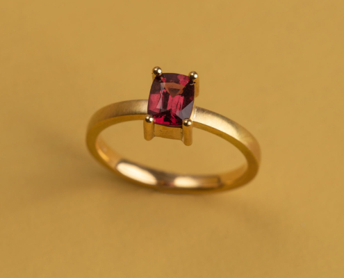 Ring in Gelbgold 750 mit Spinell