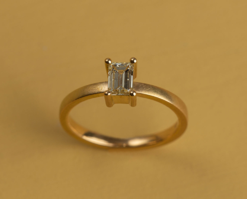 Ring in Gelbgold 750 mit Diamantbaguette fancy yellow
