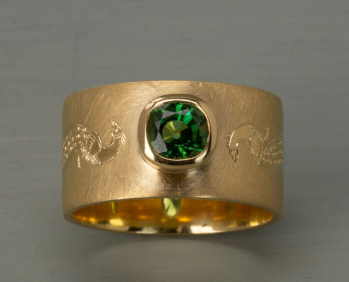 Ring in Hellgelbgold 750 mit Chromturmalin und Flachstichgravur Pfau