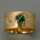 Ring in Hellgelbgold 750 mit Chromturmalin und Flachstichgravur Pfau