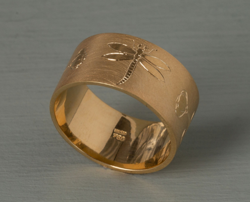 Ring in Gelbgold 750 mit Flachstichgravur Libelle