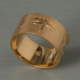 Ring in Gelbgold 750 mit Flachstichgravur Libelle