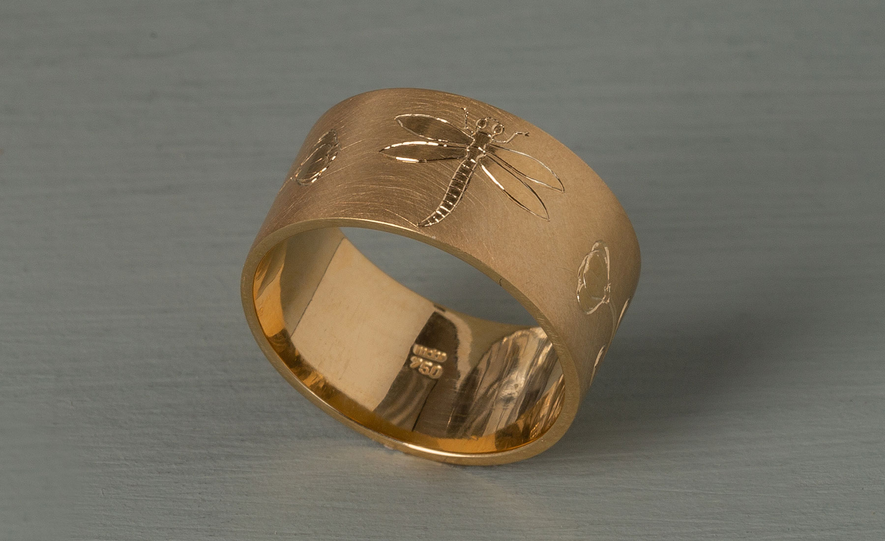 Ring in Gelbgold 750 mit Flachstichgravur Libelle
