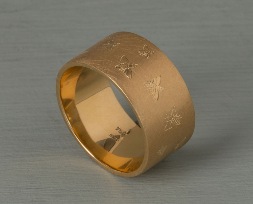 Ring in Gelbgold 750 mit Flachstichgravur Bienenschwarm