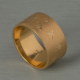 Ring in Gelbgold 750 mit Flachstichgravur Bienenschwarm