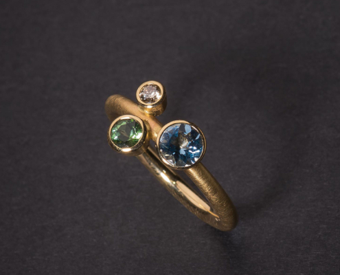 Kulta Ring in Gelbgold 750 mit facettiertem Aquamarin, Turmalin und naturfabigem Diamant