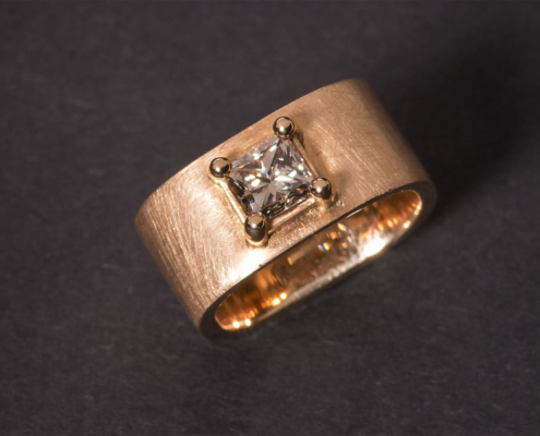 Kulta Ring in Rotgold mit Naturfarbigem Diamant Radiantschliff 0.76ct