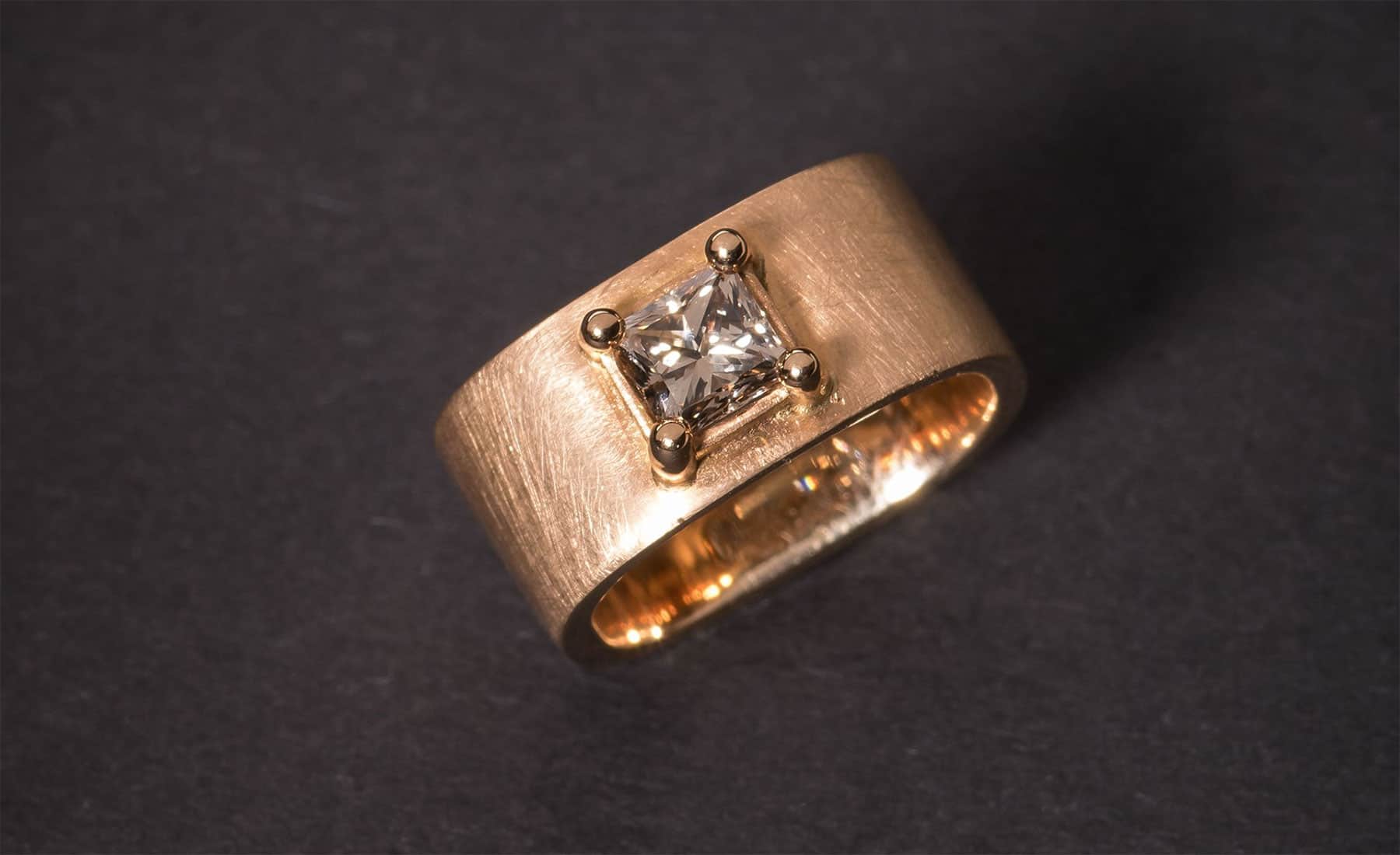 Kulta Ring in Rotgold mit Naturfarbigem Diamant Radiantschliff 0.76ct